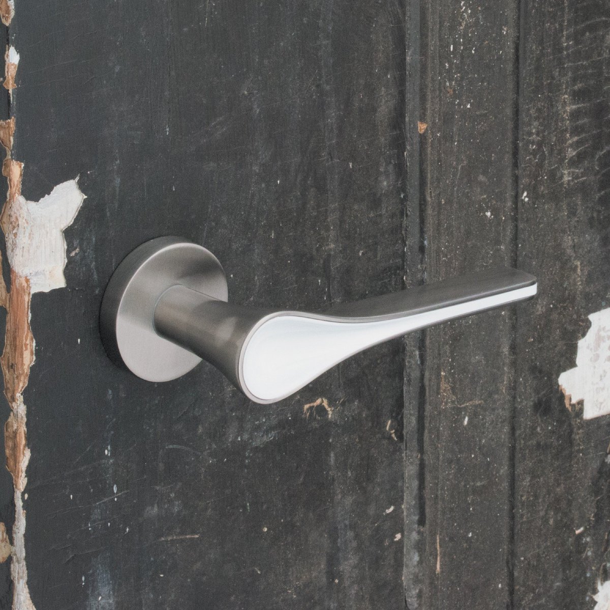 ArtitecW's tweet image. Dit opvallende model 'Tiffany' uit de Luxuria-range, is verkrijgbaar in diverse finishes waaronder deze sierlijke uitvoering met een witte inlay. #deurbeslag #interieur