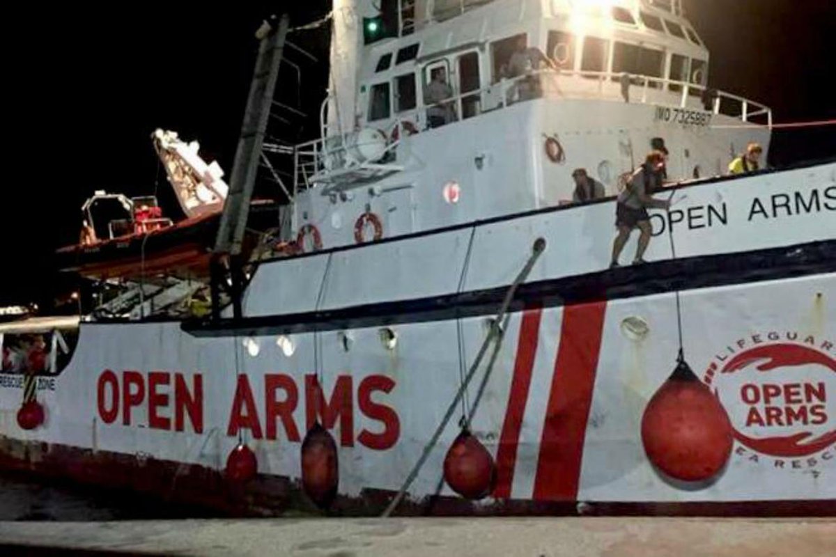 #Governo finalmente si interessa a #Taranto e dà ok per sbarco nel porto pugliese dei passeggeri della #ong #OpenArms.Per non far torto alla #Sicilia,l'altro traghetto #AitaMari va a #Pozzallo.Anche senza chiedere il #PD e il #M5S distribuisce 'risorse' a tutti.@FratellidItaIia