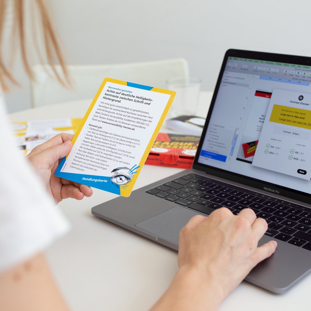 Du kannst: einen Podcast anhören, Texte lesen oder bei Fragen anrufen? Für manche gar nicht so leicht, wenn die Inhalte nicht für alle aufbereitet sind. – Was du für eine barrierefreie Welt tun kannst? Unser Kartenset für digitale und analoge Barrierefreiheit zeigt es dir. #B