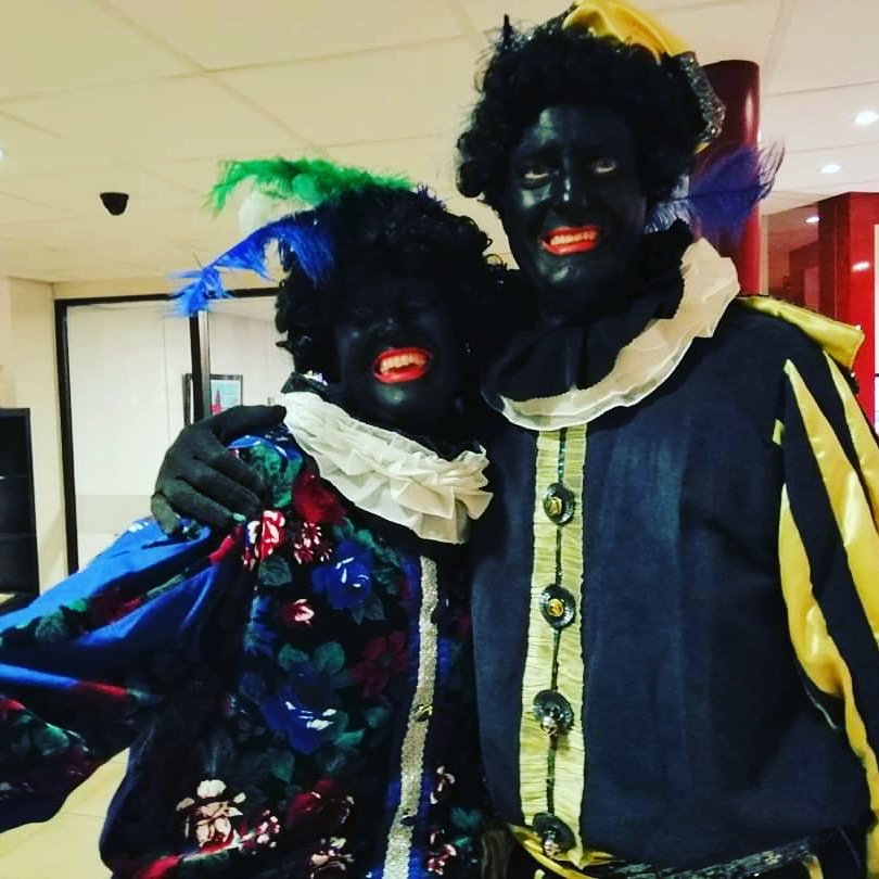 Verrassingsactie zwarte pieten bij Theodotion.
Afgelopen zaterdag stonden deze twee leuke pietjes op de stoep bij Theodotion en ze brachten natuurlijk heerlijke pepernoten mee! #sinterklaas #wonenmetzorg #werkenbijamaris #ouderzorg