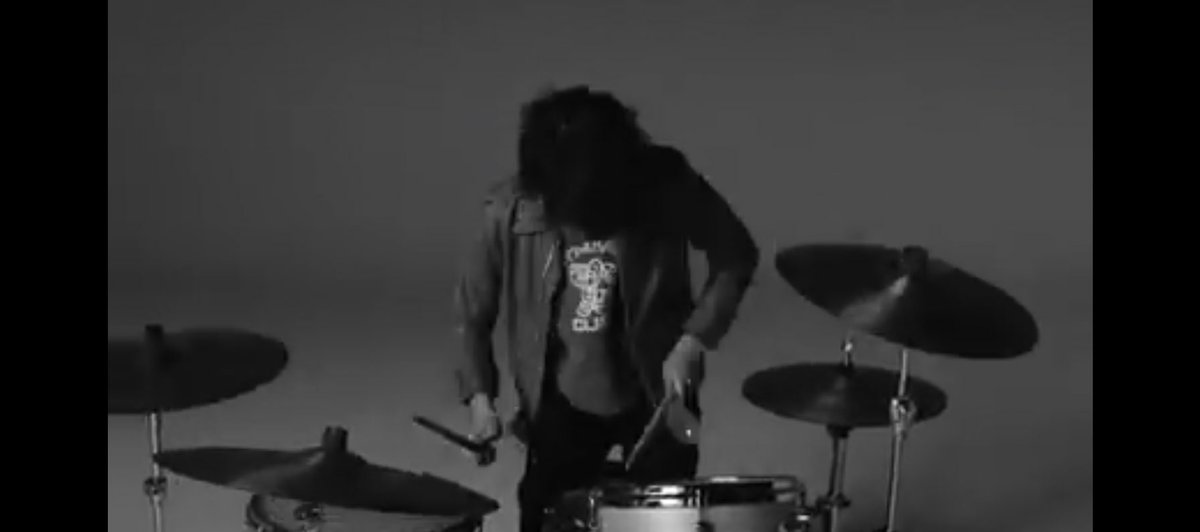 いけコ 吉川さん誕生日おめでとうごいます これからもかっこいいドラム叩いてください これから先も応援します 僕がめちゃくちゃ好きな量産型彼氏のソロ叩いてる吉川さんと 吉川さんが立ってドラム叩いてるとこの僕実は の