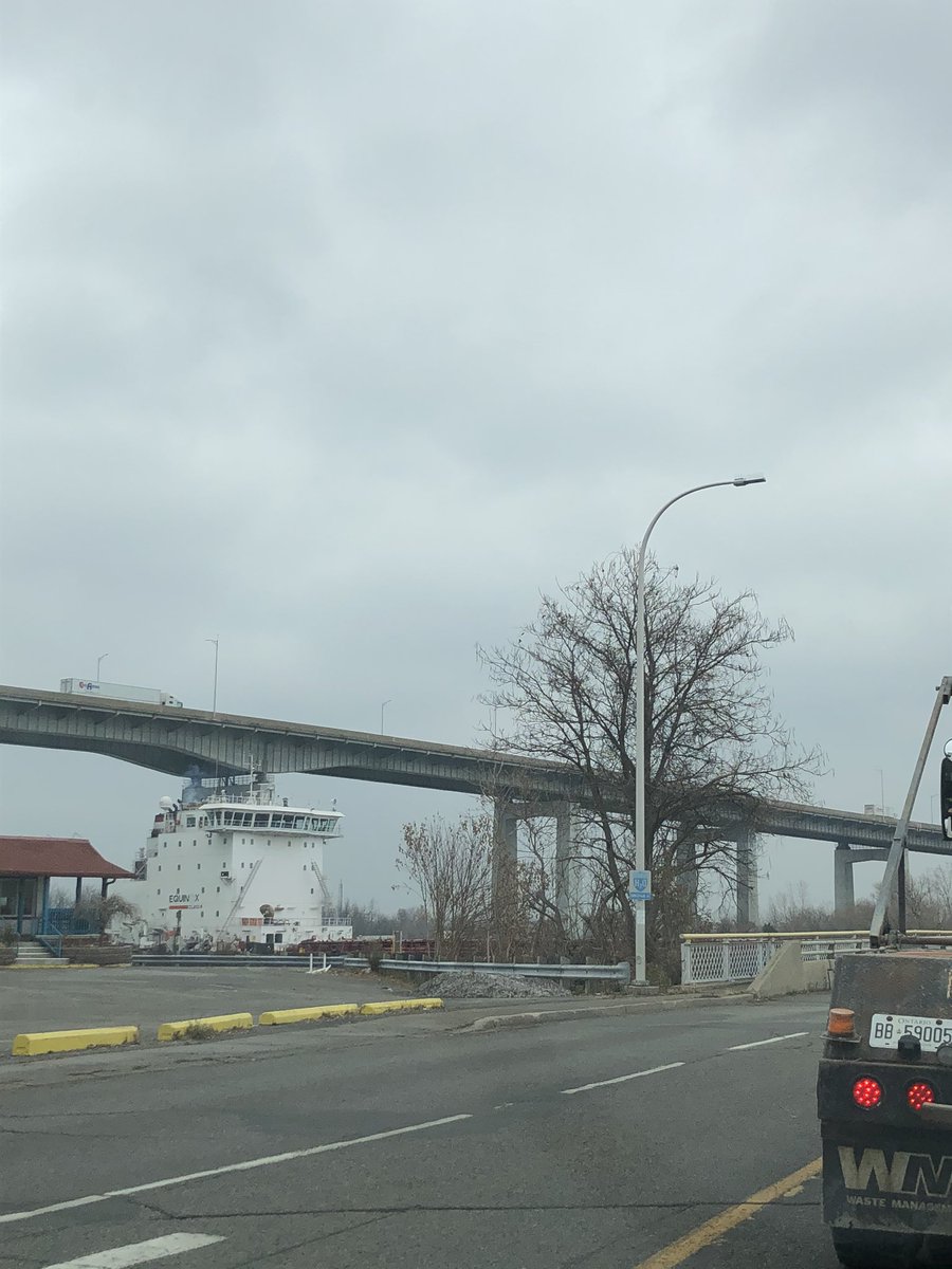 Felicia_VanDyk's tweet photo. #Niagaraproblems you have to factor into your commute time that there might be a boat coming through the canal. π€·π»ββοΈ https://t.co/ySLpMFgLnb