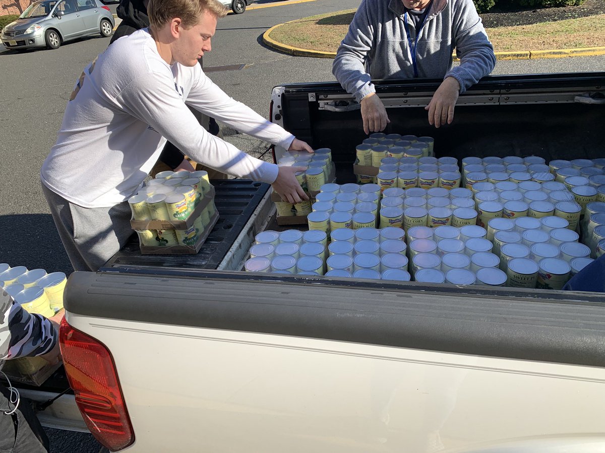 HowellSADD's tweet image. A big thank you to Officer Hill for donating cans!!! Bring in cans, the can drive is ending soon!!!