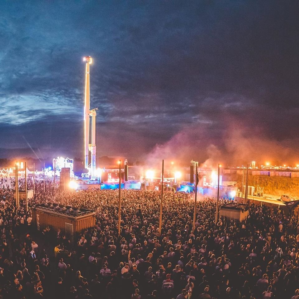 We are ready for 2020! Do you got your ticket? 🎫 @PAROOKAVILLE 
#parookaville #pv20 #nibirii #festival #electronicmusic #desertvalley #stage #night #sunset #crowd #partypeople #seeyounextyear #aerochrone #followtheparrot
📸 by julianhukephotography