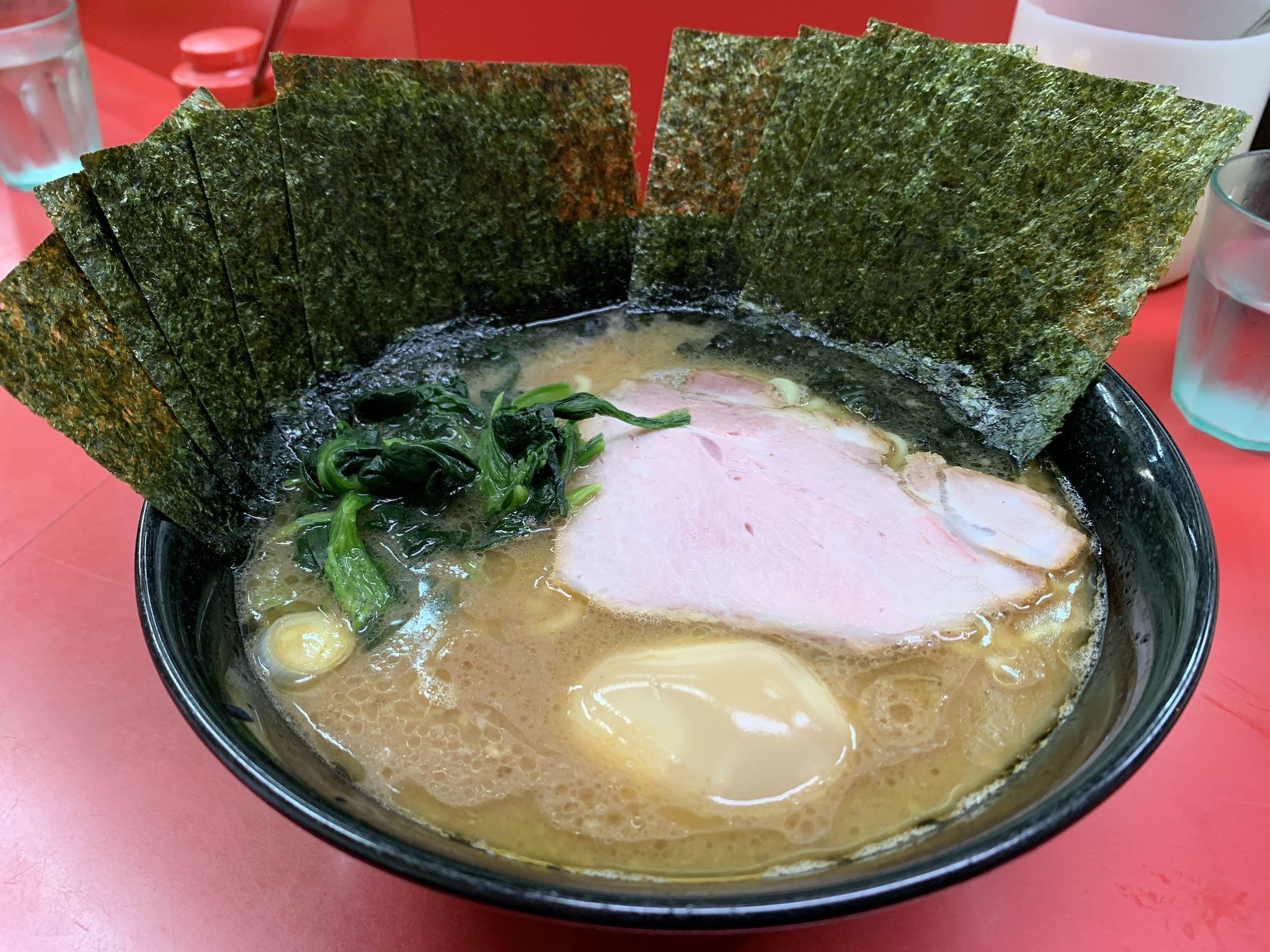 まーくん Go To Eat Ramen ラーメン 杉田家 新杉田 ラーメン 硬め 味玉 のり ライス白 11 25深夜 家系総本山吉村家直系1号店 店主津村氏は東大出身 脱サラ後ラーメンまるよしを開業 吉村家に弟子入りし鬼の修業を経て石川氏と共に杉田家を