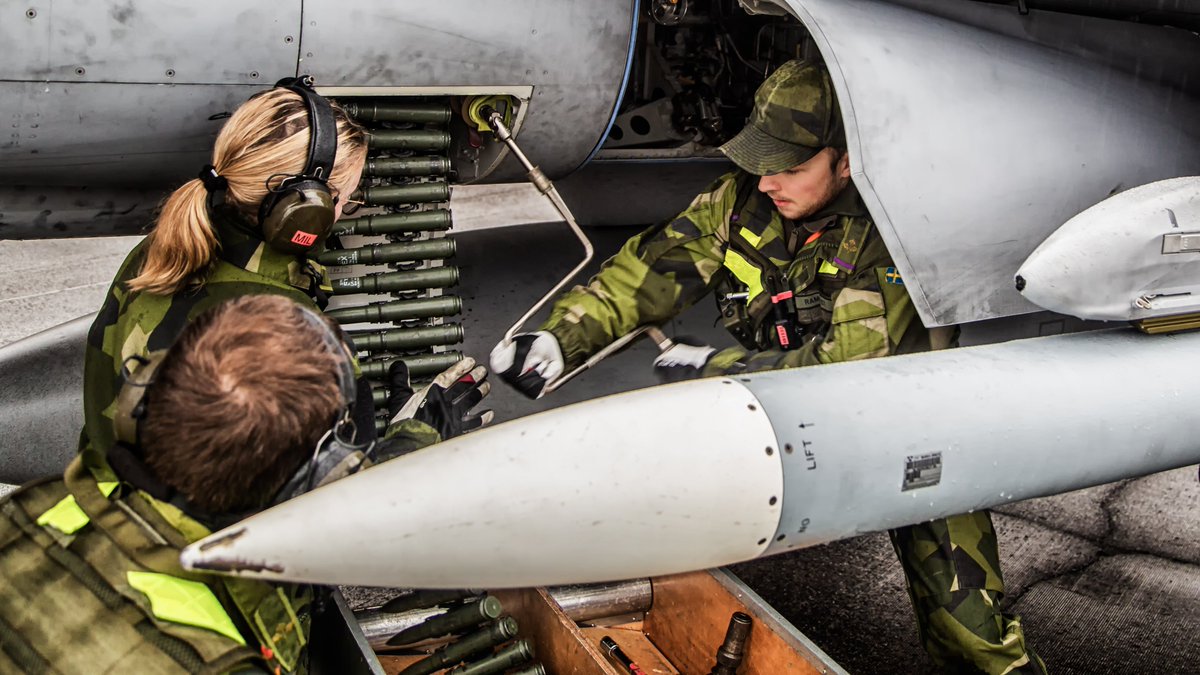 Tycker du det här verkar intressant? Vill du också klargöra flygplan? Hänga jaktrobotar? Frysa på en dimmig flygbas?Vi behöver bli fler! Sök kontakt med en rekryteringsofficer på närmsta flygflottilj eller besök  https://jobb.forsvarsmakten.se/sv/  #svfm  #flygvapnet