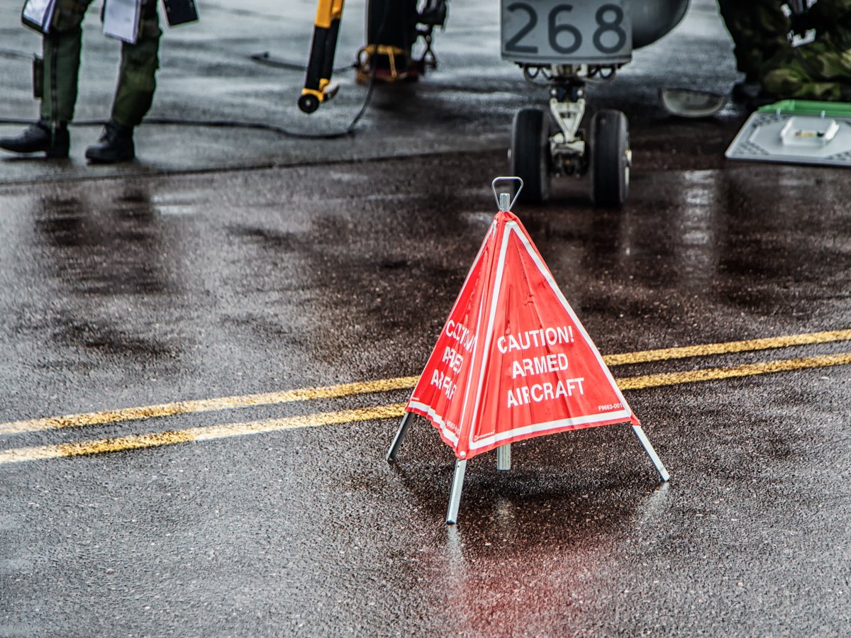 Tycker du det här verkar intressant? Vill du också klargöra flygplan? Hänga jaktrobotar? Frysa på en dimmig flygbas?Vi behöver bli fler! Sök kontakt med en rekryteringsofficer på närmsta flygflottilj eller besök  https://jobb.forsvarsmakten.se/sv/  #svfm  #flygvapnet