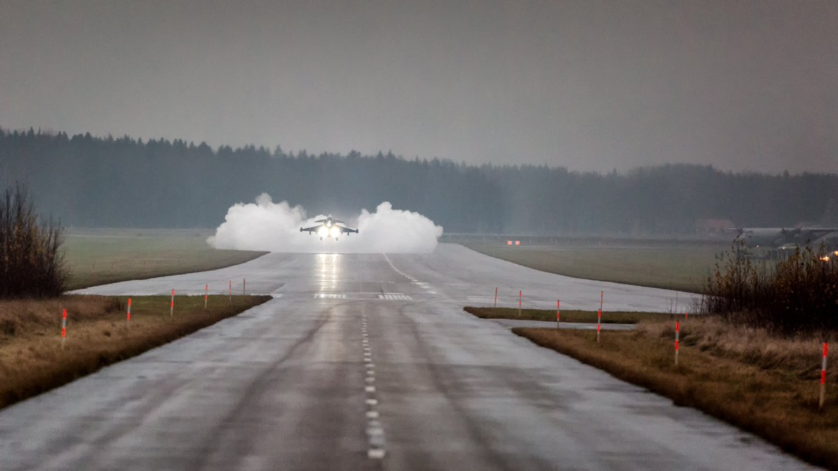 Tycker du det här verkar intressant? Vill du också klargöra flygplan? Hänga jaktrobotar? Frysa på en dimmig flygbas?Vi behöver bli fler! Sök kontakt med en rekryteringsofficer på närmsta flygflottilj eller besök  https://jobb.forsvarsmakten.se/sv/  #svfm  #flygvapnet