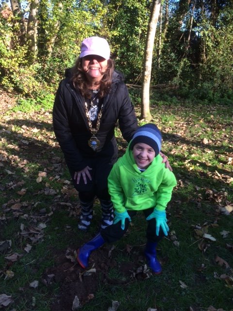 Sodexo Horticultural Services are delighted to have supported the Gosport community with planting bulbs at
Stanley Pak. Friends of Stanley Park, the Mayor, Cllr Kathleen Jones and
consort and many local school children had a fantastic day.<a href="/Hort_Sodexo/">Hort Services</a> <a href="/GosportCouncil/">Gosport Borough Council</a>