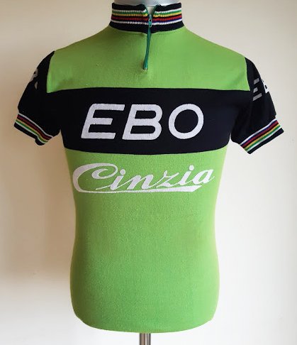 Maillot de l'équipe belge Ebo Cinzia.
Vuelta 1976...
Disponible sur sport-antique.com
Original vintage cycling jerseys.
#cyclisme #velo #vintage #cyclinglife