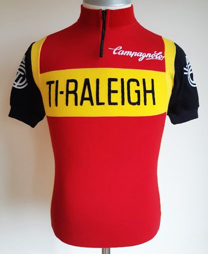Maillot Ti-Raleigh Campagnolo 1976.

Disponible sur sport-antique.com

Site spécialisé en maillots cyclistes vintage orginaux.

#cycling #cyclisme #velo #vintage