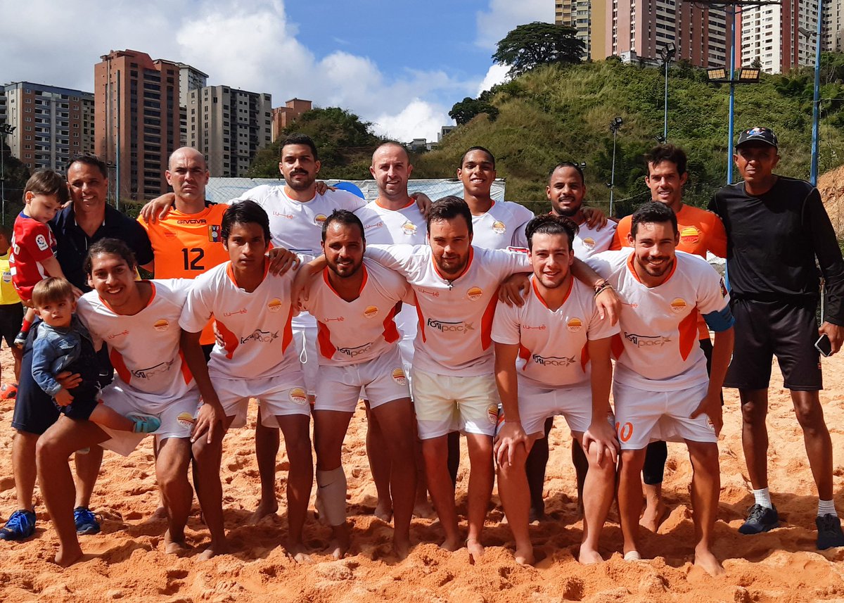 LMFutbolPlayaVe's tweet photo. A los equipos #MacutoFC, @NEFT_BS, #ArenaFC y #UDC nuestro reconocimiento por dejarlo todo en la cancha ⚽️👍 .
Ellos se despidieron este domingo del #Clausura2019 en partidos muy emocionantes y disputados.
A seguir trabajando 👊🏝🇻🇪 / #LigaMetropolitana #FubolPlayaVE https://t.co/35WQIhKSrT