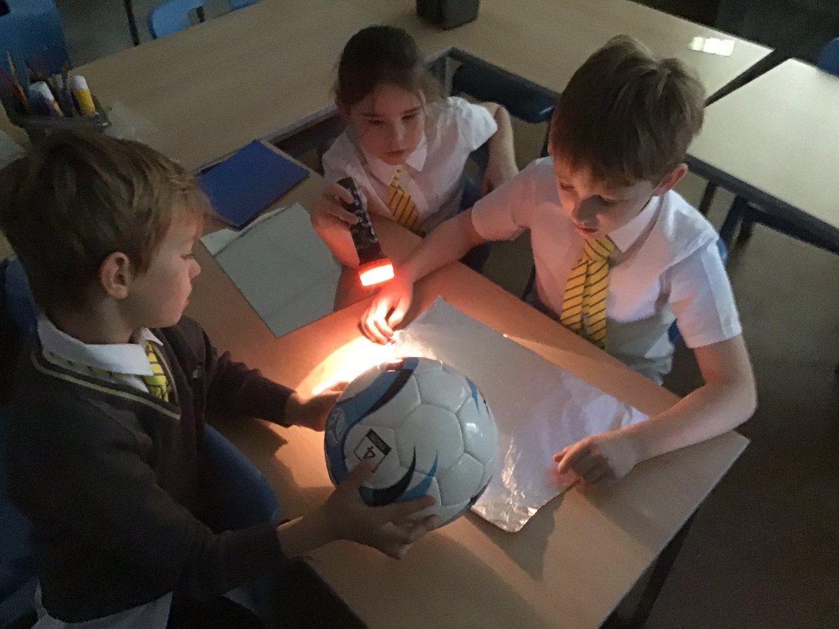 LeighSTJOHNSy4's tweet photo. Year 3 have worked very hard learning about light sources. They have completed experiments to test how light travels from the sun and is reflected from the moon. #howlighttravels #howdoesthemoonshine #sciencelight https://t.co/17AhkXVGsH