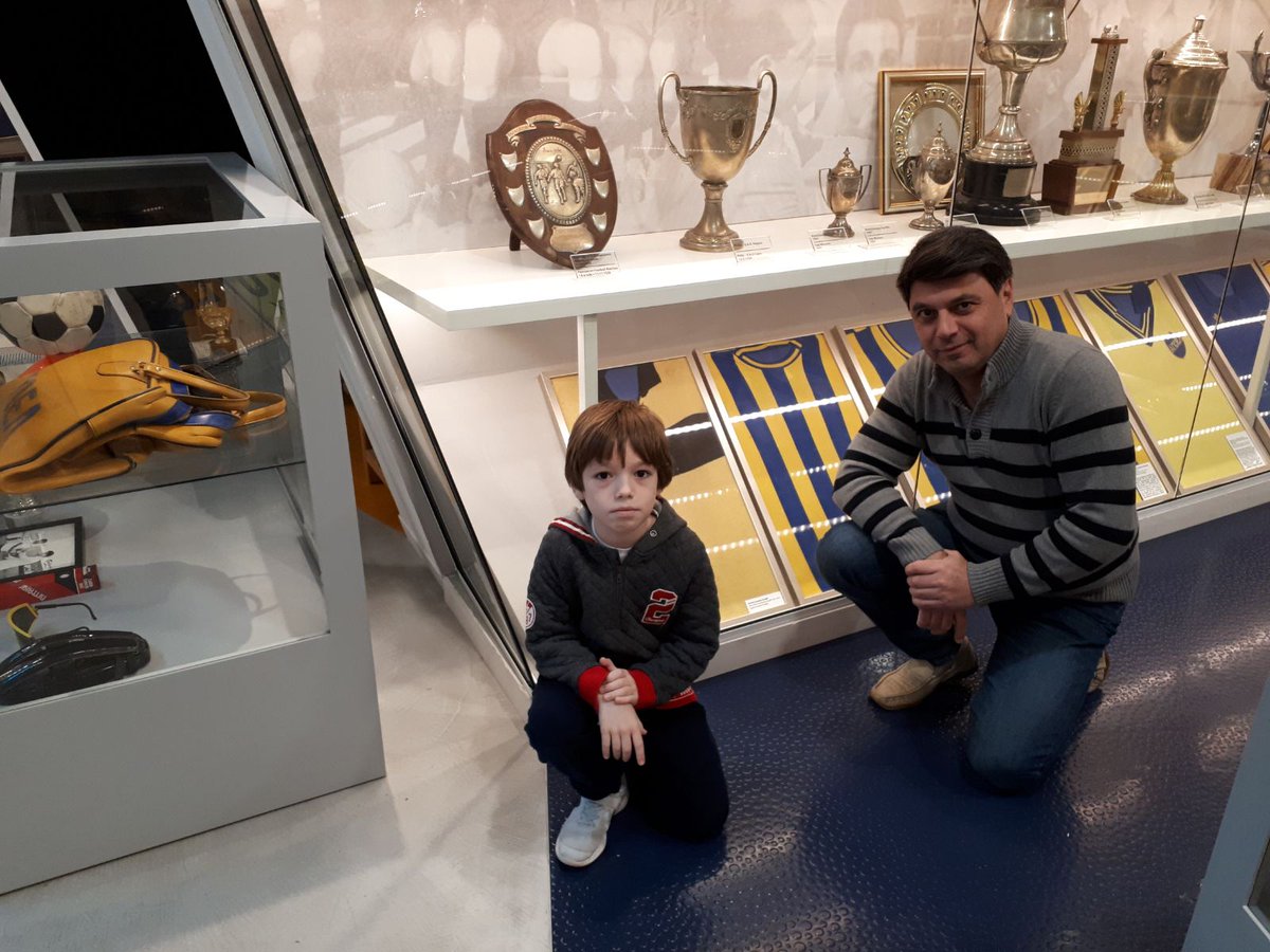 Η αρχαιότερη φανέλα στο Μουσείο ανήκει στον Γρηγόρη Καλαβά, από την περίοδο 1931-32 και την παρέδωσε η κόρη του Ρένα Μιχαηλίδου. Στη φωτογραφία ο εγγονός του Γρηγόρης Μιχαηλίδης, με το δισέγγονο του Μιχάλη Μιχαηλίδη, μπροστά από τη φανέλα του παππού τους #APOELMuseum