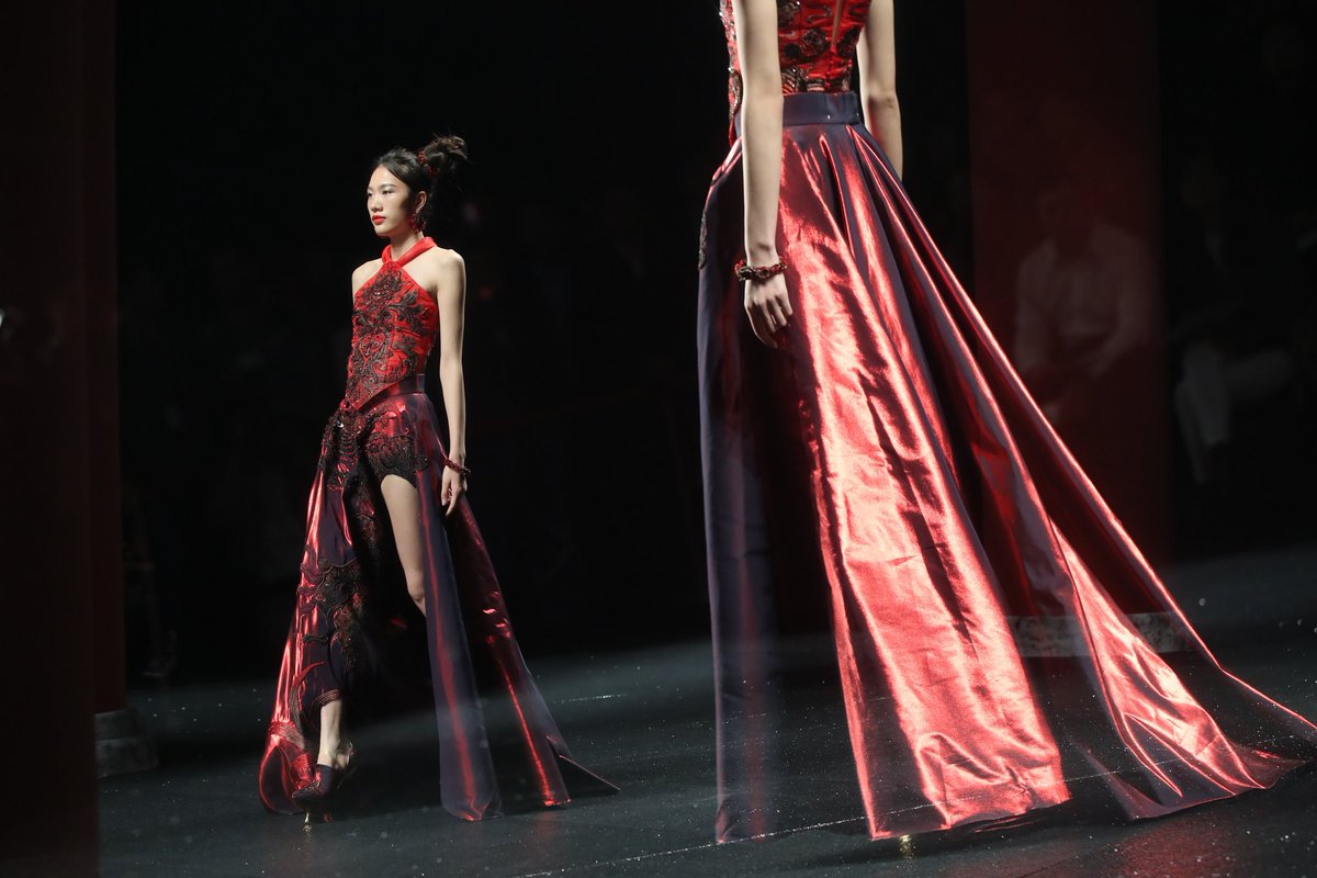 guopeiofficial's tweet photo. This week, we're bringing you some looks from the runway of #GuoPei show at International Fashion Design Week in #Jinan last week. #TheACF #JSIFW #MondayMotivation @AsianCoutureFed https://t.co/OV1Tu1fYiu