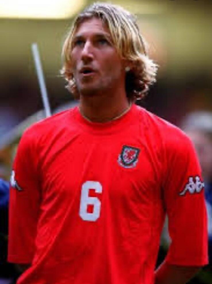 StockportTownFC's tweet photo. 4 hours until kick off.

@StockportTownFC v @FCOswestryTown, 8pm KO @SSVStockport.

Robbie Savage is in the squad, who’s coming?

⚽️⚽️⚽️ https://t.co/zmaCj2mWWv