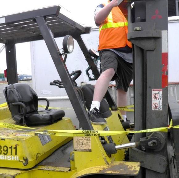 A 61-year-old #forklift operator was fatally crushed between a forklift’s mast and the operator’s overhead guard. See how this incident occurred and could have been prevented. ow.ly/A9j450xffP9