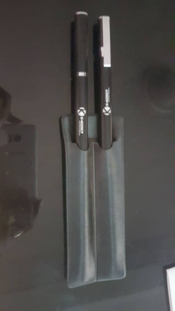 Eaglecom3's tweet photo. Hello, pour faire un cadeau, c’est pas le cadeau qui compte le plus, mais, le geste, dit-on? Alors, un stylo, personnalisé à votre papa, maman ou quelqu’un d’important pour qu’il en fasse son objet fétiche, avec Eagle com!!! #Eaglecom https://t.co/GHX75mO8IT