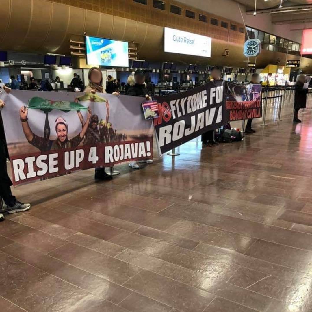 SUFsthlm's tweet photo. Igår deltog vi i blockaden mot Turkish Airlines på Arlanda. Tillsammans kämpar vi för ett slut på bomberna över Rojava!

#riseup4rojava https://t.co/TvDw8tgx4J