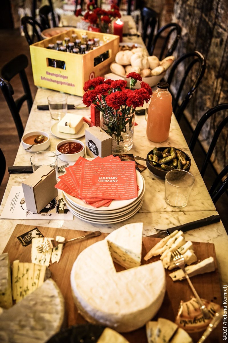 gntblive's tweet image. Hello from Slovenia! 🇸🇮 At a press event in Ljubljana, our #GNTO remembered the fall of the Berlin Wall that took place 30 years ago. Together with 24 invited journalists we participated in a #Handshape project from @visitberlin. 1/2