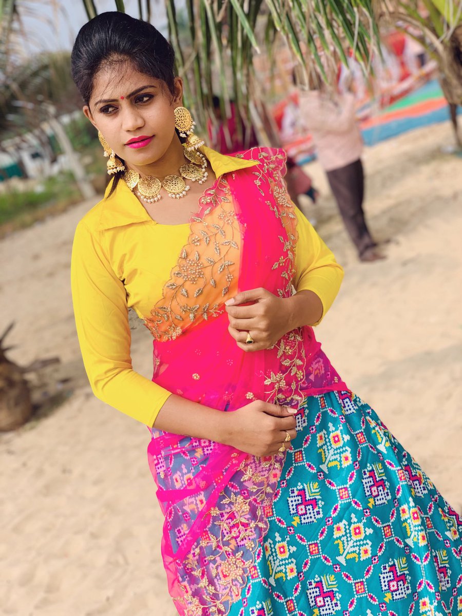 iamkavyasa's tweet photo. Remember that when you forgive , you heal and when you let go , you grow 😊 #Anchor #proffesion #pink 💕 #yellow 💛#costumes #love #events https://t.co/2ujcjSLk1v