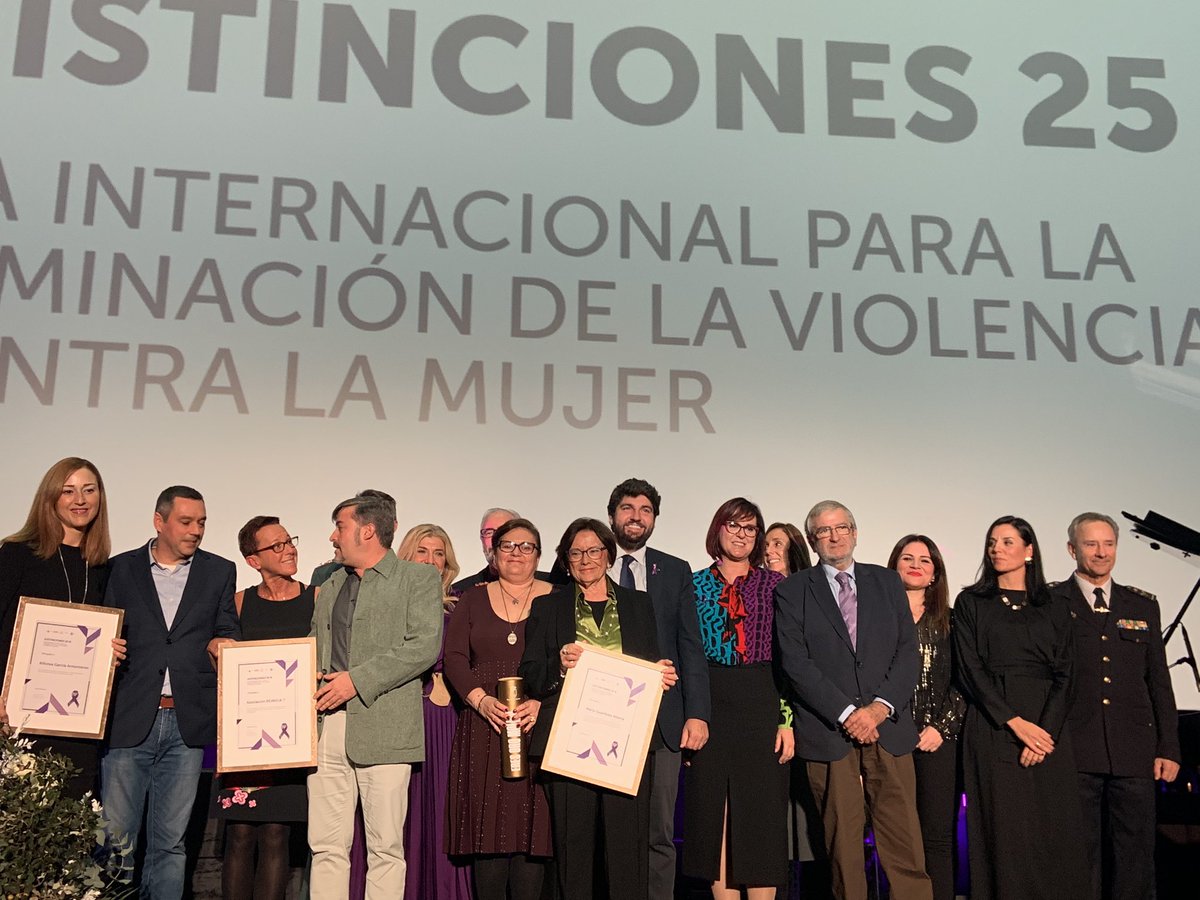 VicepresidenRM's tweet photo. Foto de familia de los premiados en la Gala 25N, en la Filmoteca regional de Murcia. https://t.co/dljX1dJDAK