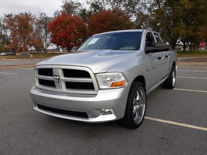 InterstateSales's tweet photo. 💥2012 Dodge Ram 1500💥
Clean interior and more....🎊🎊
🚸Come on in today to test drive or you can even call🤳 and be pre approved in minutes🕑
📞Call MARVIN today
☎️(478)334-3593
🌐https://t.co/gwWrUuEtqe 
#usedtrucksforsale
#byrongausedcars
#interstateautosales https://t.co/UygNfglq3F