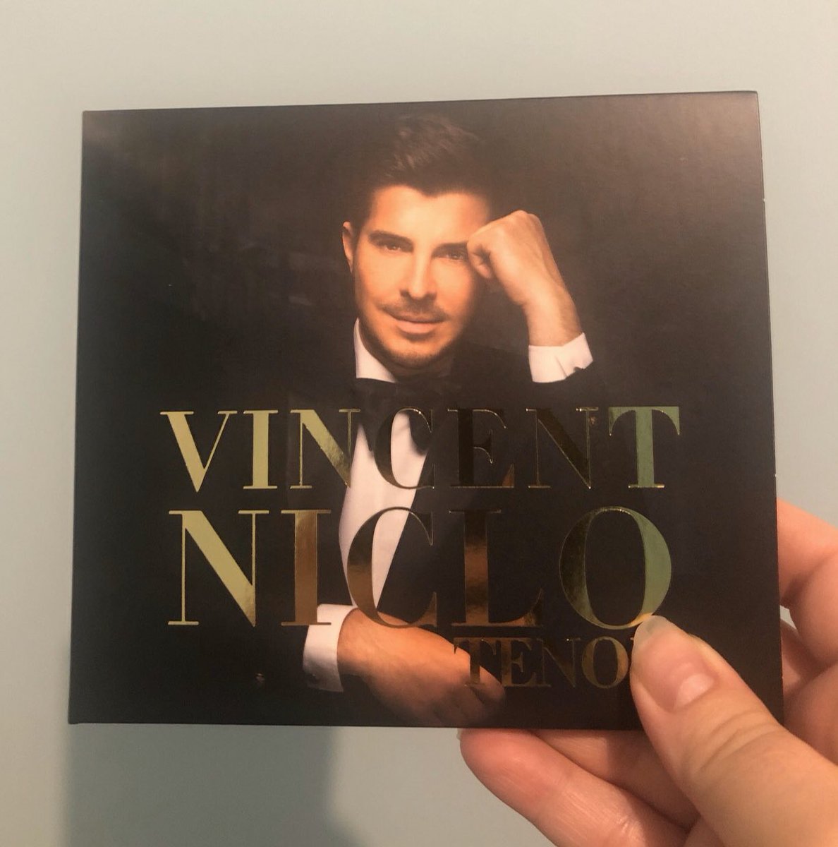 NadiaPeota's tweet photo. Tiens, tiens regardez ce qu’on m’a offert pour mon anniversaire aujourd’hui ... 🎂
Le 💿 #Tenor de @vincentniclo !
Je vais pouvoir l’écouter et savourer cette belle pause musicale 🎼
En voilà un beau 🎁 https://t.co/qTCI6W1lcp