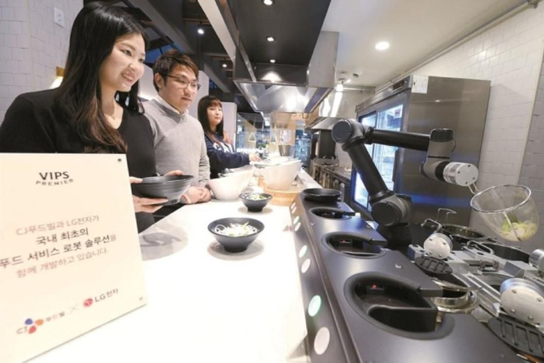 RaviFuture's tweet photo. Tech giant, LG Electronics, said it deployed a robot chef dubbed the CLOi Chefbot in a Seoul branch of VIPS restaurant. The company launched the robot in cooperation with CJ Foodville.

#LGElectronics #CLOIChefbot #RobotChef

https://t.co/hhR9MLpdcJ https://t.co/07stxGyRLM