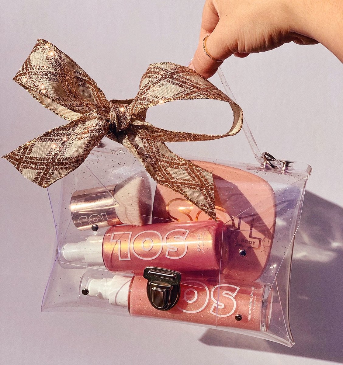 SolBodyCo's tweet image. 🥂Holiday #giveaway 🥂

If you aren’t glowing throughout the holidays you aren’t doing it right. Two lucky winners will win our Sol Holiday Bundle! Checkout our IG &amp;amp; FB for even more chances to win! 

To Enter : 
🥂Like &amp;amp; RT
🥂Follow @SolBodyCo

📸:makeup2themaxx