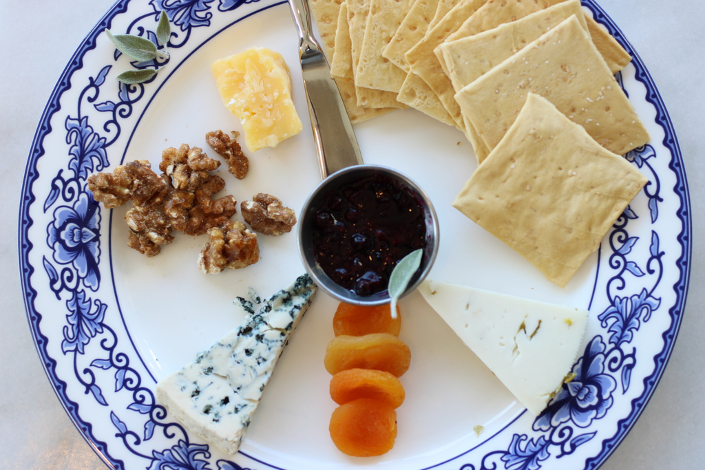 Simple in form, delicious in substance, our #cheeseplate helps set the right tone while listening to #livejazz and #hangingwithfriends or making #newfriends.

#sunsetloungefortcollins #sunsetlounge #haveyouseenthesunset #craftcocktails #oldtownfortcollins