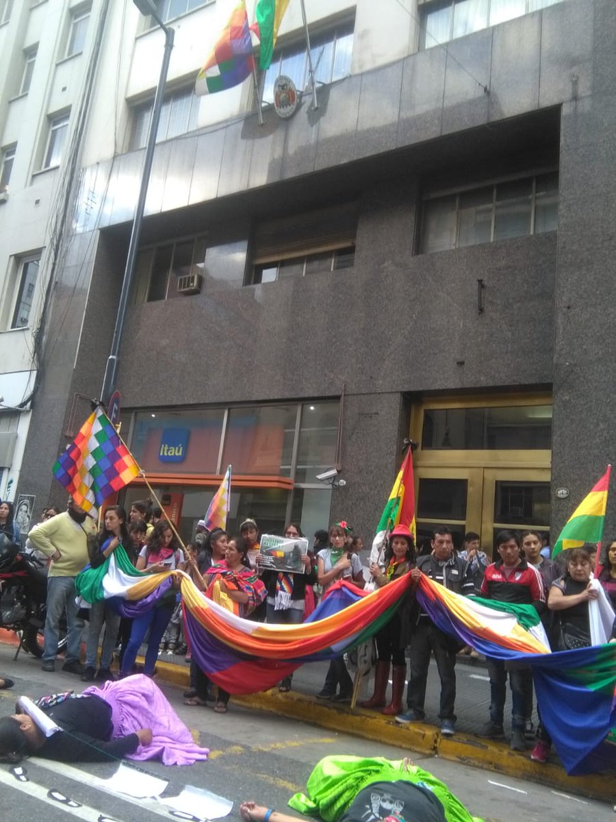 FOLprensa's tweet photo. #CABA Embajada boliviana
Fuerza pueblos de América Latina!
#25N basta de violencia!
#diacontralaviolenciadegenero https://t.co/1xK2YPFaIz