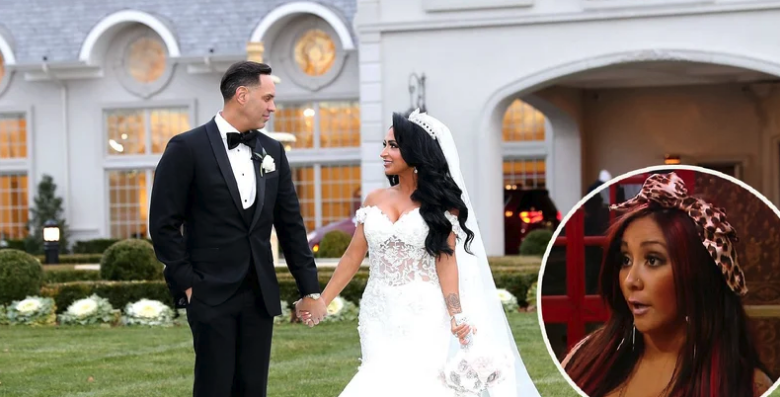 thetalko's tweet photo. Angelina Pivarnick Cuts Off Jersey Shore Co-Stars Snooki, Jwoww, And Deena After Wedding Speeches https://t.co/Oo26wekLZf #snooki #Jerseyshore #jerseyshorefamilyvacation #hollywood #wedding https://t.co/meU7b1E9g6