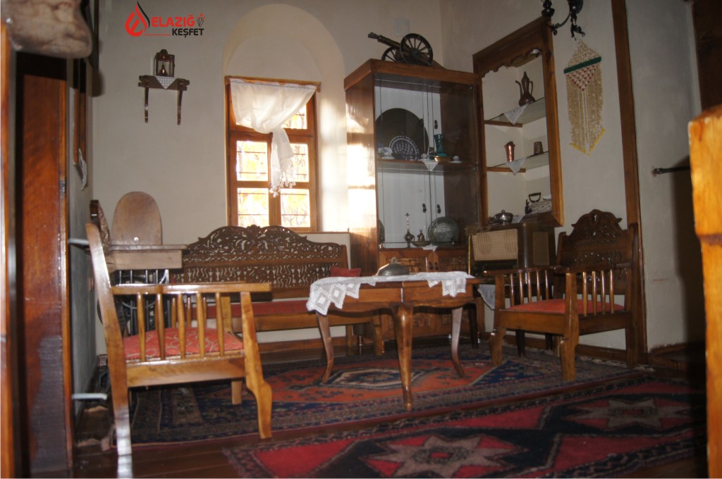 Harput Şefik Gül Kültür Evi’nin Tarihçesi

Kimliğine uygun olarak onarılan bu evin XIX. yüzylılın başlarına kadar inmektedir.Evin yer aldığı çevre, “Keşoğlu Meydanı” olarak geçmektedir....
elazigkesfet.com/elazig-harput-…

#elazığ #harput #şefikgülkültürevi