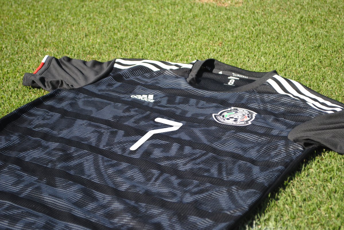 miseleccionmx's tweet photo. Oye, @DrakeBell... ¡Ya vimos que eres mexicano! 🇲🇽 🎉

¡Ahora es tiempo de que también te conviertas en un Incondicional! 🖤 ⚽️ 🙌🏻

¿Cuándo vienes por tu regalo a la CDMX? 🎁 😉

#PasiónyOrgullo | #FMFporNuestroFútbol https://t.co/pl5pdPqfcJ