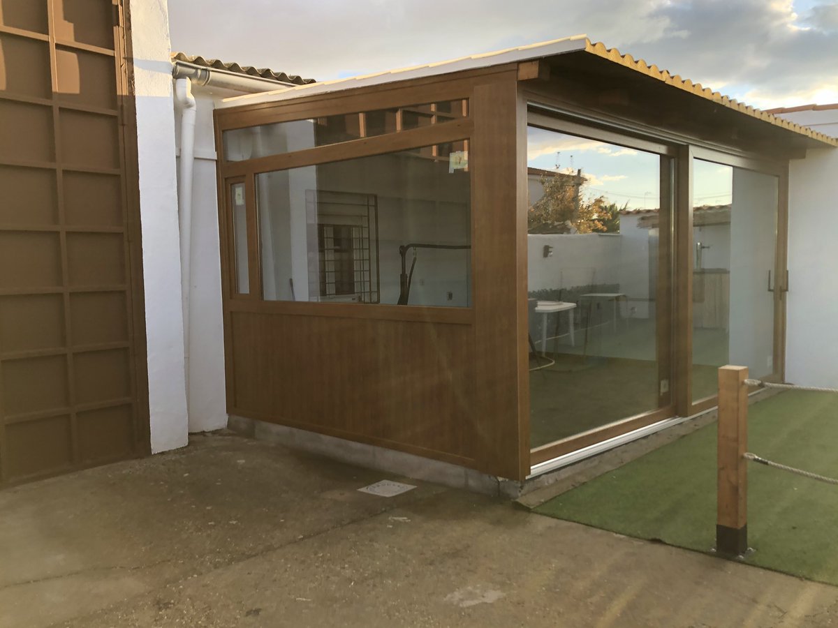 Mavero_pvc's tweet photo. Cerramiento de porche en #Pvc sistema #zendow de 3000 x 2600y elevadora Hs76 #deceuninck de 5000 x 2500 con hoja fija y hoja móvil con cristales 4+4/14gas argón/4+4 Guardian Sun #eficienciaenergetica #aislamiento #pvc #ventanaspvc #ventanasdepvc #vidrios #correderaelavadora https://t.co/RjREBtJFYf