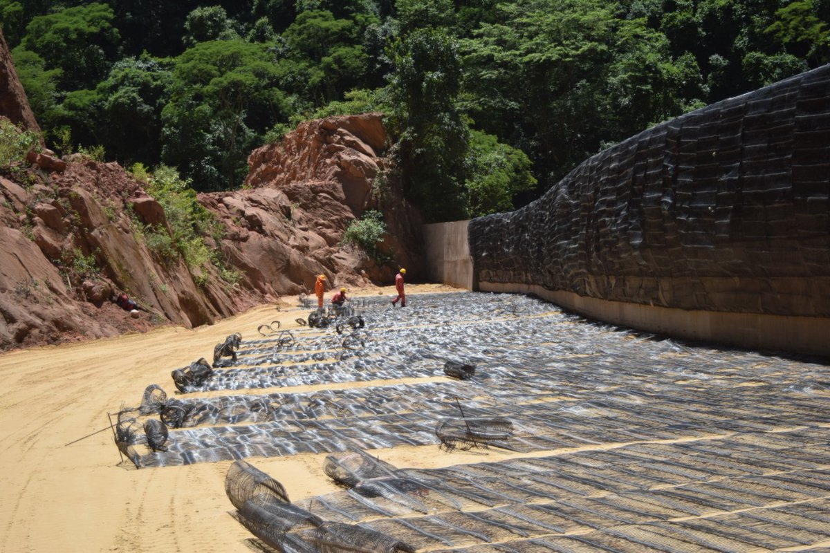CarreterasBo's tweet photo. #Chuquisaca

En el sector El Angosto de Aquío (carretera  #Muyupampa - #Ipati)  realizamos el colocado de  geomalla para dar altura y formar la plataforma. 

La obra carretera en construcción tiene un avance del 64% https://t.co/FCgZaWU4pl