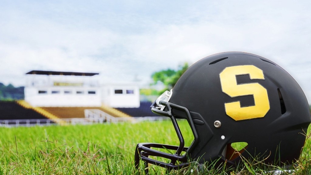 bronsonskeens_'s tweet photo. Would like to announce that after a long talk with my family, and coaches I have decided to commit to West Virginia State to play football next year. Thankful for the opportunity, and ready to get to work!! #RingSZN #7back @qwil35 @CoachPenn @CoalfieldsCo https://t.co/lmaks6I1HM