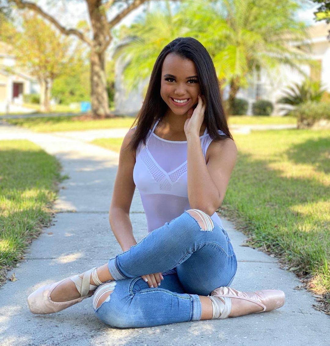 bodywrappers's tweet photo. What’s your favorite dish to eat on thanksgiving 🦃🍁
•
•
Model@large @siennaonstage
Style: BW8210 in White
Bra: P1162 & P1161 in White
#dance #thanksgiving2019 #bwmodelsatlarge #teenphoto #dancequeen👑 https://t.co/oWIEkOnuAV