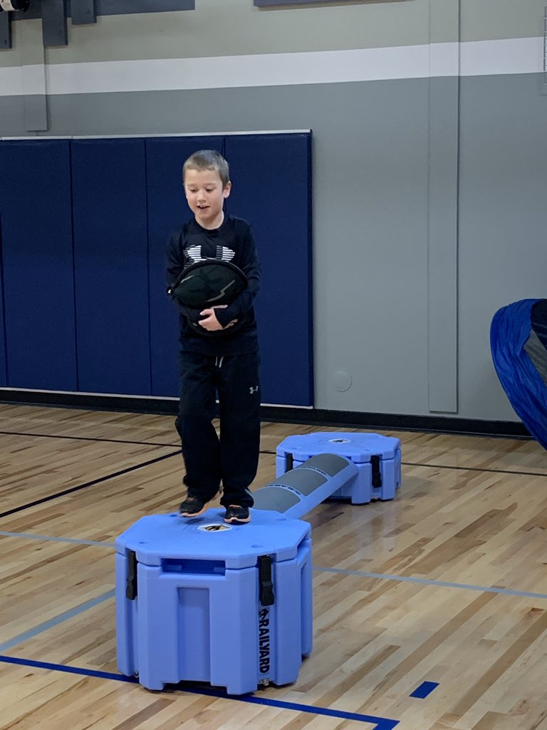 jcarder87's tweet photo. These students wanted to challenge themselves by carrying sandbags through the the obstacle course. I wonder what other kids will come up with to challenge themselves? #PhysEd https://t.co/QgEIzki2gK