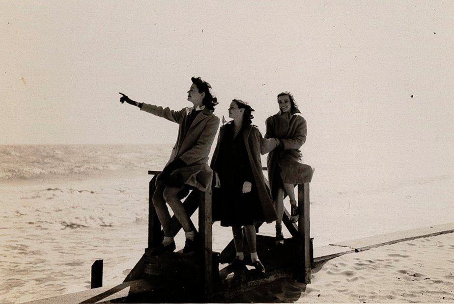 UofSC_SCPC's tweet photo. Three friends on a chilly beach
#FriendlyArchives #ExploreYourArchive https://t.co/qrIifoi8Di
