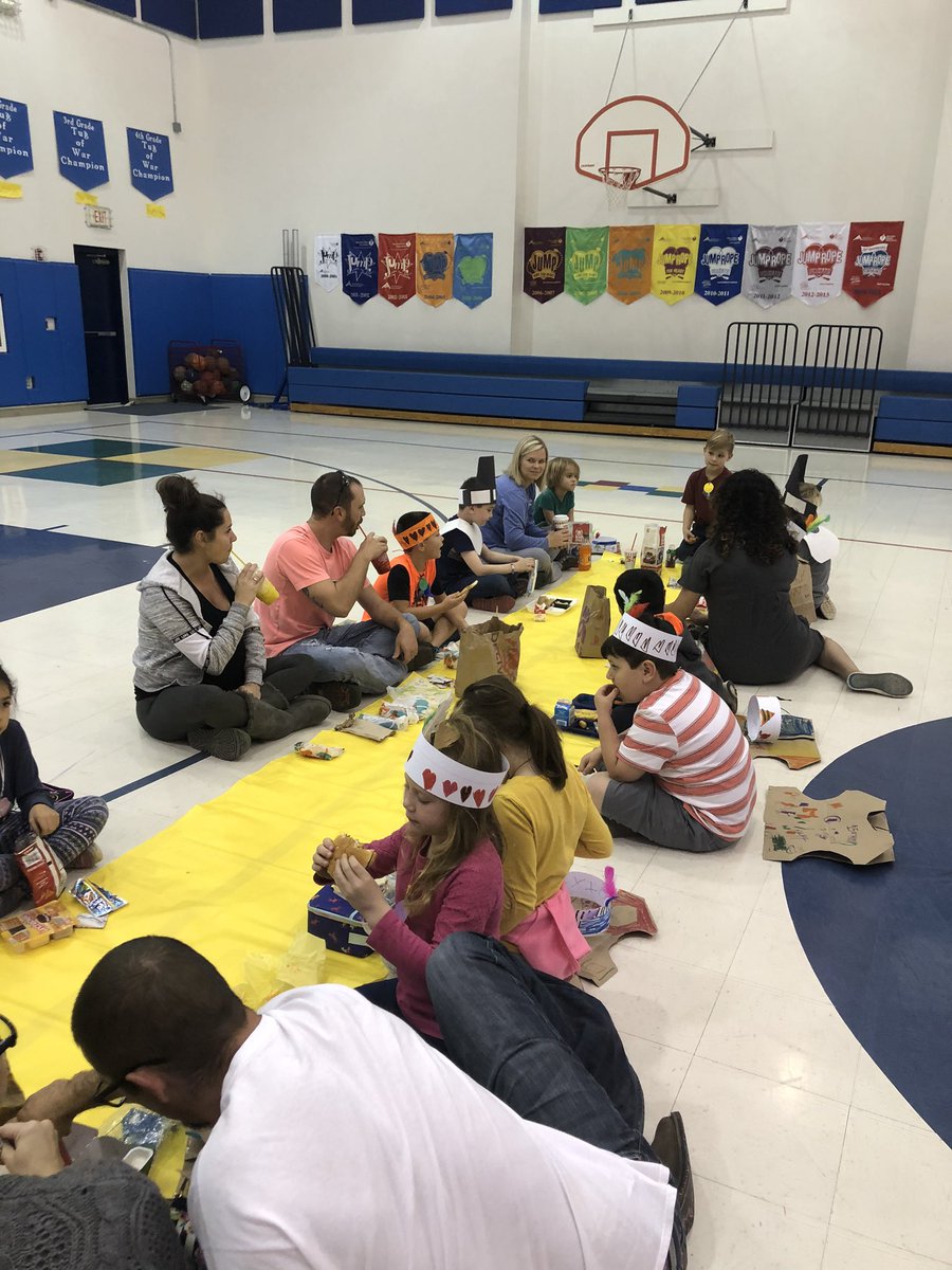 owens_class's tweet photo. Thanksgiving Feast! https://t.co/vg0LxWVhVo