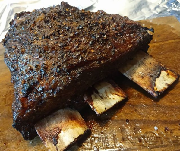 GrillMonstermx's tweet photo. Despues de 2 horas, asi quedaron las costillas 'Picapiedra' 🦕 aun le faltan 2 horas envueltas en aluminio. La temperatura interna que busco es de 90-92 frados centigrados.
Como se ven?
#GrillLikeAMonster #BBQLife #BBQ #FelizLunes #WEBER https://t.co/srGOTUtaCX