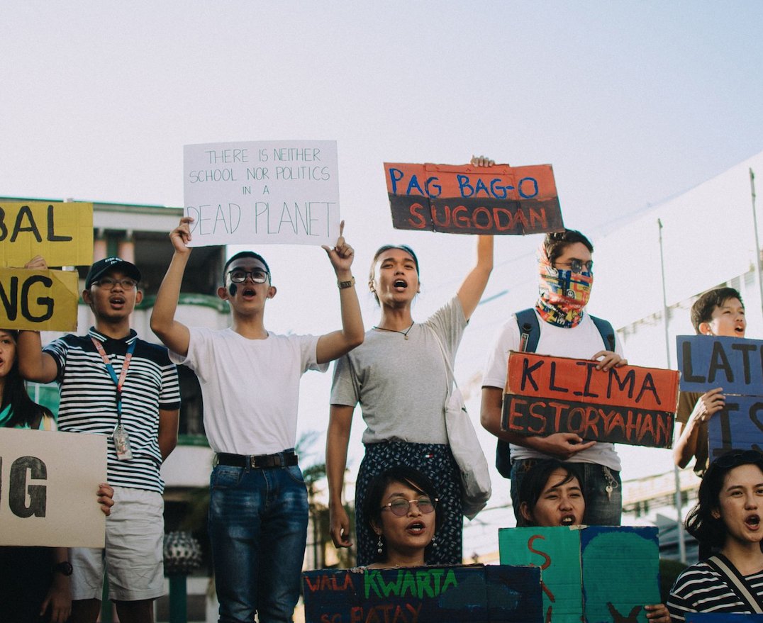 thechronicleapp's tweet photo. Youth activists striking on the same day, over 8,000 miles apart.🌏🌎

#climatechange #climatecrisis #fridaysforfuture #savetheplanet #globalclimatestrike #climateaction https://t.co/HfW6qGmPFj