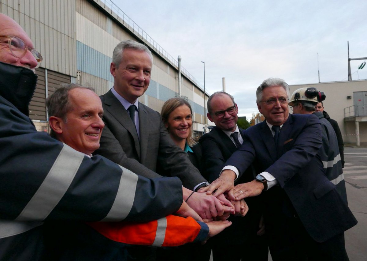 Patrick_Jeantet's tweet photo. Je me réjouis que @SNCFReseau consolide sa relation avec #Hayange #Ascoval, permettant ainsi l’émergence d'une filière rail vertueuse en France (recyclage de rails usagés grâce à l'énergie électrique) et avec l'aide de l'état, clé dans ce dossier. #Emploi #Industrie https://t.co/Hrpd4uAB7f