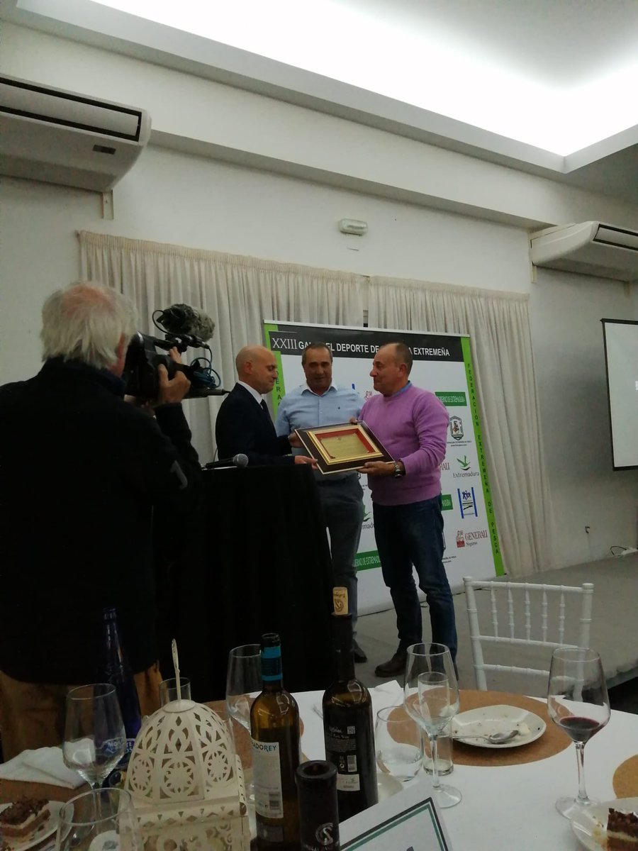 🙌¡El programa de radio de <a href="/cextremadura/">Canal Extremadura</a>, 'El Río de la Caza', ganador del Premio al mejor medio de comunicación 2019🙌 en la XXIII Gala del Deporte de la Pesca Extremeña 2019! 
🏅¡Muchas Gracias a <a href="/DeExtremena/">Fedexpesca</a> por este reconocimiento! 👏