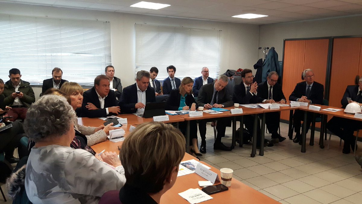 SNCFReseau's tweet photo. @SNCFReseau a signé ce jour un partenariat avec #Hayange #Ascoval pour produire du "rail vert", obtenu par recyclage de rails usagés (#economiecirculaire), via la filière électrique (émissions de CO2 réduites) #industrie #DeveloppementDurable #Emploi https://t.co/bOsXWQkWiF