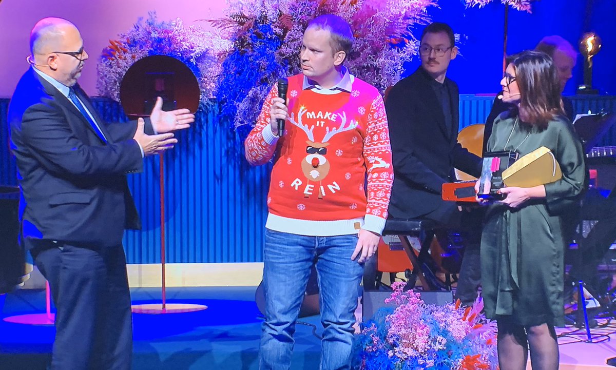 Arbetsmarknadsminister <a href="/Eva_Nordmark/">Eva Nordmark</a> och Karl-Petter Thorwaldsson, ordförande för <a href="/LOSverige/">LO Sverige</a> delar ut Visa vägen-juryns hederspris till <a href="/Partykungen/">Joel Svensson</a> ! #visavägen #ehandel #funkpol