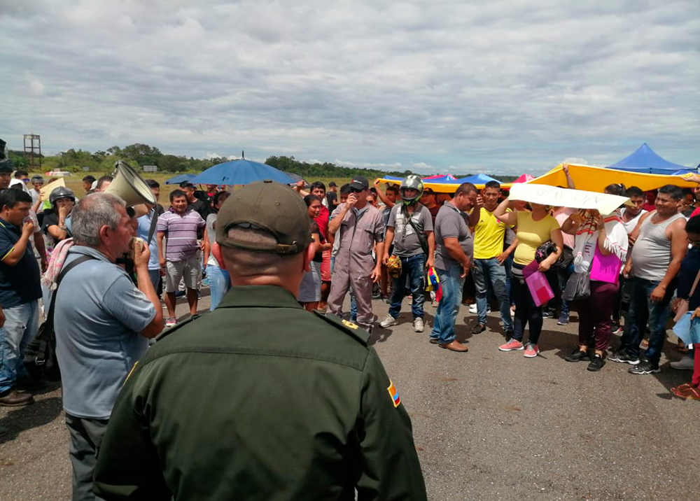 BluRadioCo's tweet image. Habitantes de Puerto Inírida se toman aeropuerto para evitar llegada de venezolanos deportados; el avión que los transportaba tuvo que ser desviado
bit.ly/2OMf4Rl #MañanasBLU
