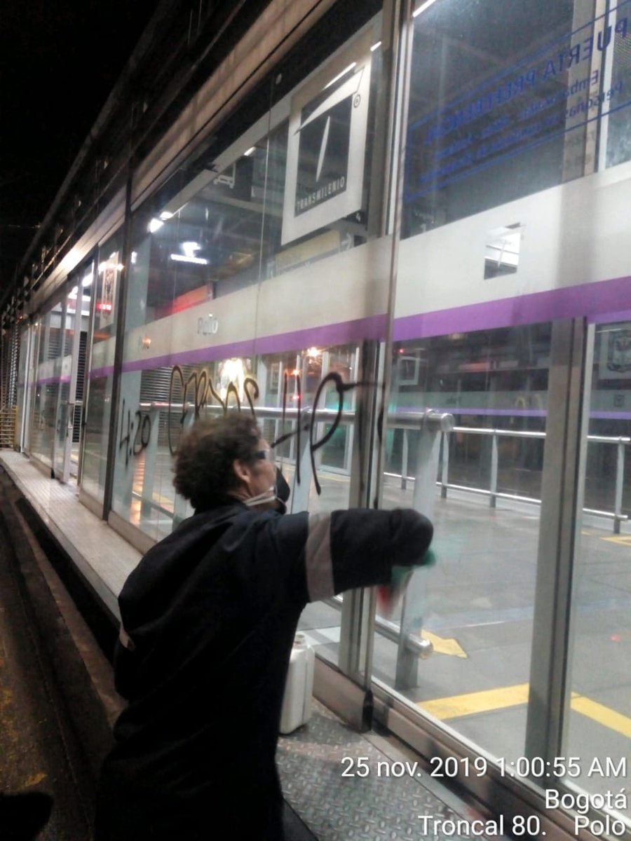 TransMilenio's tweet image. Nuestros colaboradores de aseo 👷‍♀️👷‍♂️retiraron grafitis durante toda la noche de 1⃣9⃣ estaciones para que hoy los usuarios las encontraran limpias

¡A ellos, nuestro infinito agradecimiento y admiración 😍!

#BogotáNoSeDetiene 💪